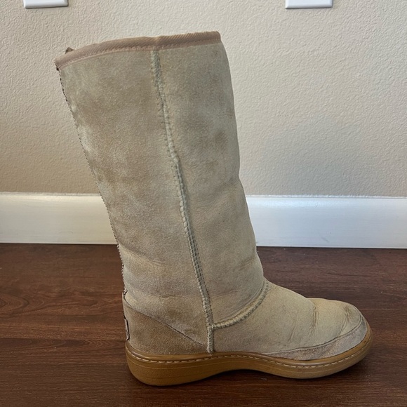 RARE UGGS Boots - Picture 9 of 12